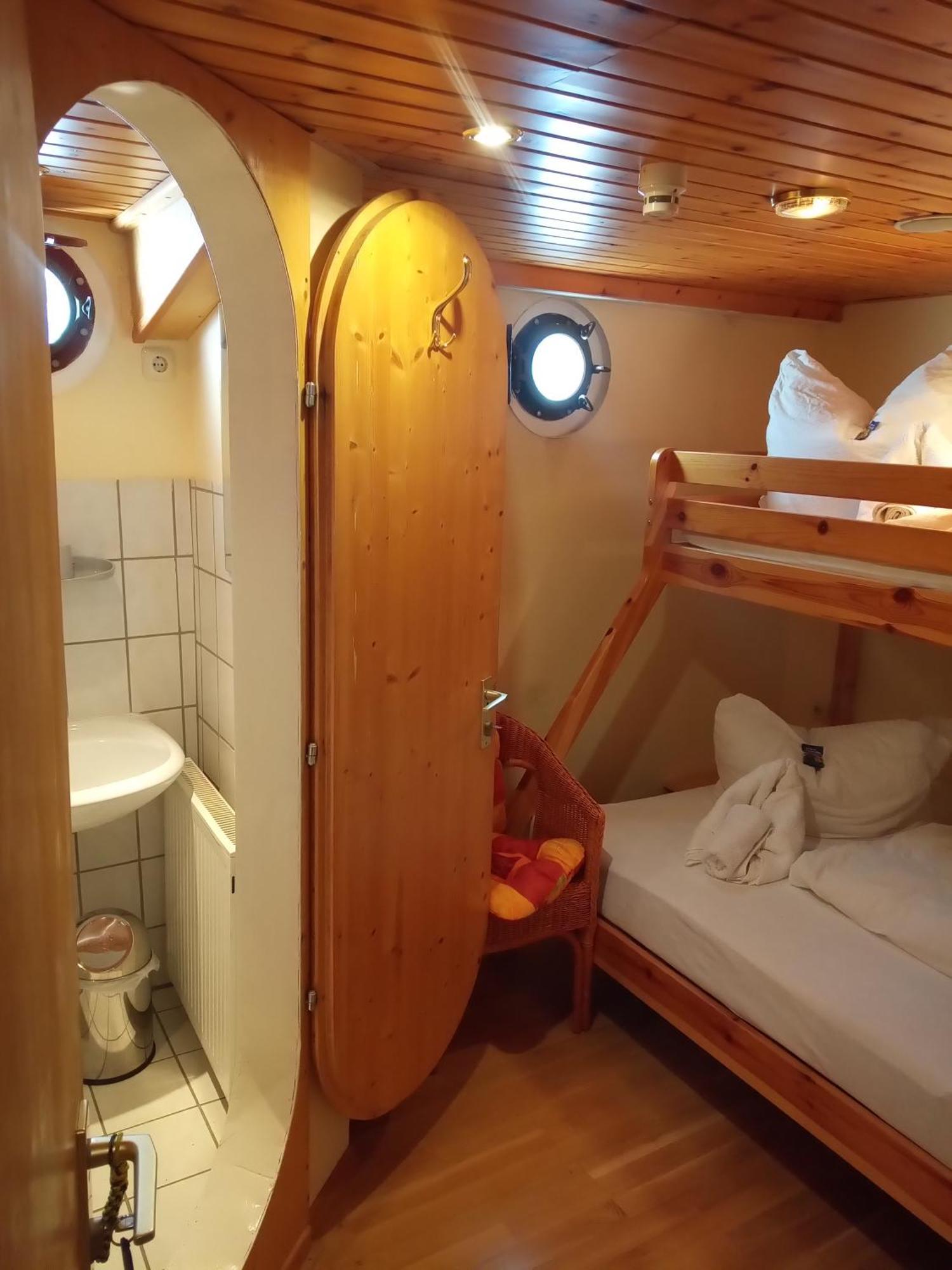 Kuestenmotorschiff Aventura Bremen Exterior foto